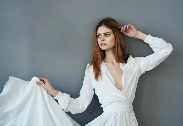 美しい女性の白いドレスのロマンスのパフォーマンス贅沢 — ストック写真