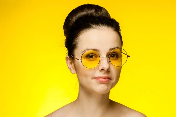 Attraente donna nudo spalle giallo occhiali moda glamour — Foto Stock