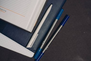 Not defterleri kalem ofis malzemeleri masaüstü işi gri arkaplan