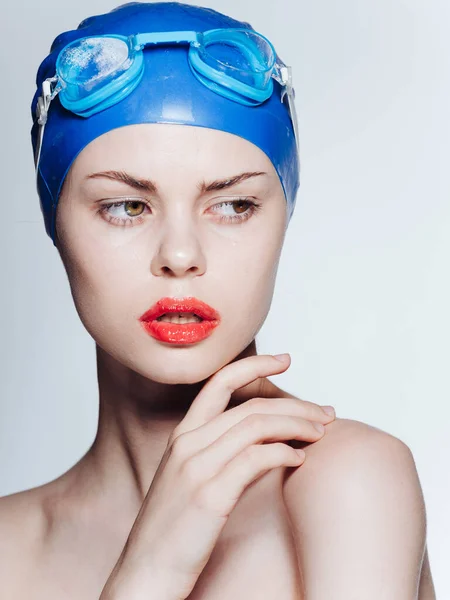 Mulher bonita lábio vermelho azul touca de natação e óculos na cabeça — Fotografia de Stock
