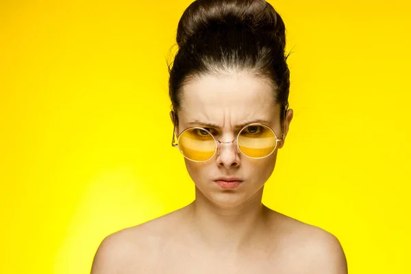 Bruna chiavi abbinate alla moda occhiali gialli modello close-up — Foto Stock