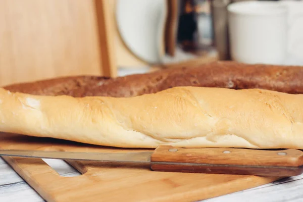 Cartuchos estriados tabla de cortar cocina desayuno productos horneados —  Fotos de Stock