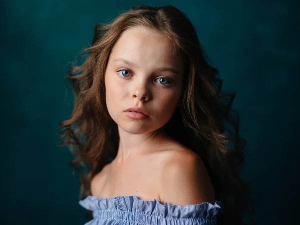 Porträtt av en vacker flicka med lockigt hår frisyr modell bared axlar — Stockfoto