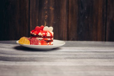 Kırmızı yuvarlak pasta çay tabağı tatlıları tatlı aperatifler ahşap arka plan