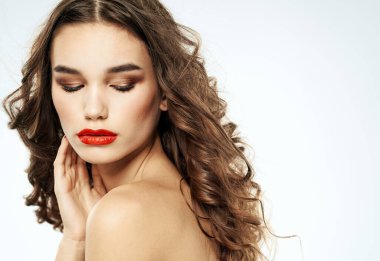 Gözleri kapalı, parlak makyajlı, kırmızı dudaklı hoş bir bayan.