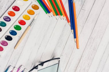 Ofis masası, kırtasiye ve gözlük kartı sahipleri.