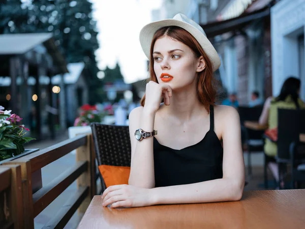 Belle femme dans la rue café modèle restaurant émotions chapeau robe — Photo