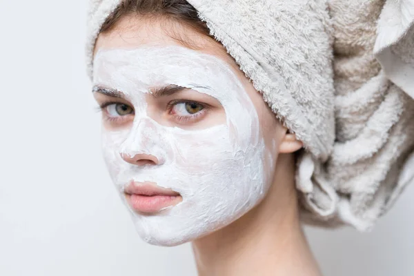 Wanita dengan bahu telanjang dengan handuk di kepala masker perawatan kulit wajahnya — Stok Foto
