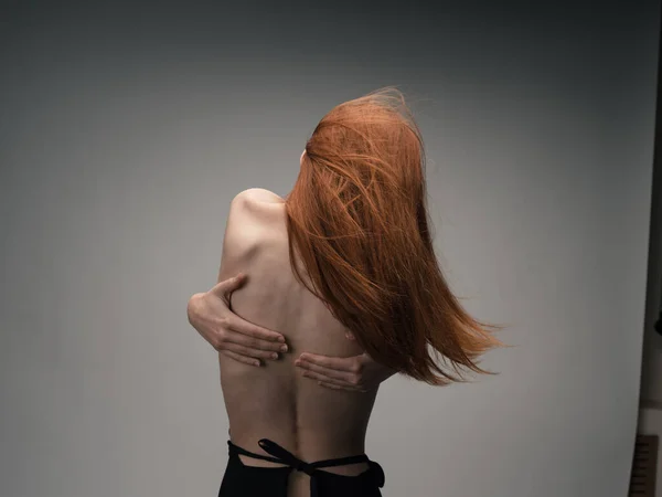 Naken kvinna rör sig bakom ryggen med händerna stress känslor rött hår — Stockfoto