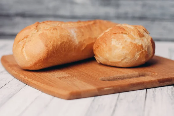 Laib mit Brötchen frische Backwaren Hausmannskost Holzbrett frischen Geschmack — Stockfoto