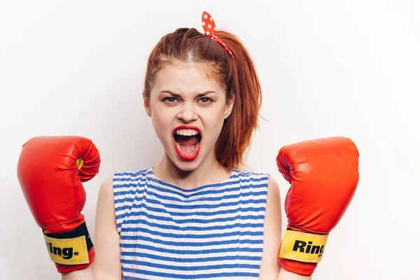 Boxeuse émotionnelle en gants et t-shirts rayés sur un fond clair gesticulant avec ses mains vue recadrée — Photo