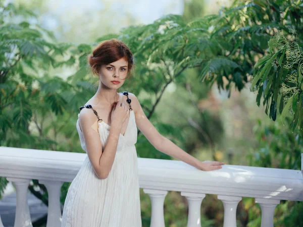 Mulher bonita em vestido branco folhas verdes mitologia grécia — Fotografia de Stock