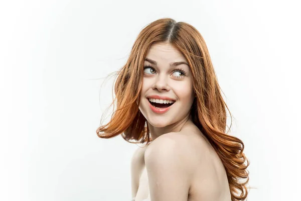 Joyeux jolie femme avec les épaules nues isolé fond sourire studio — Photo