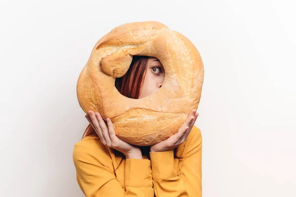 Producto de harina de pan y las mujeres en camisa amarilla en el fondo fondo claro — Foto de Stock