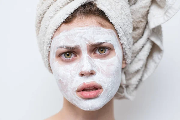 Femme avec de la crème sur son visage serviette sur sa tête soins de la peau gros plan — Photo