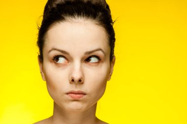 Seksi esmer, çıplak omuzlu, gözlüklü, manzaralı.