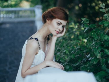 Güzel cazibeli kadın klasik tarz dekorasyon doğası.
