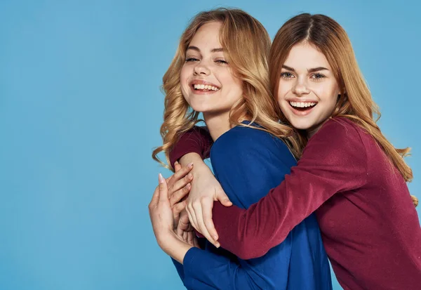 Dos mujer elegante vestido comunicación amistad recortado ver primer plano estudio positivo —  Fotos de Stock