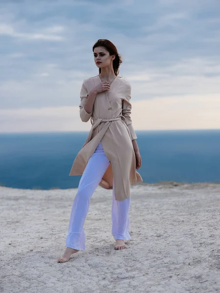 Mulher em roupas leves nuvens céu azul oceano natureza — Fotografia de Stock