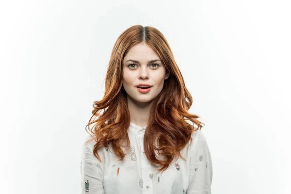 Csinos elegáns nő piros haj glamor kozmetikumok fény háttér — Stock Fotó