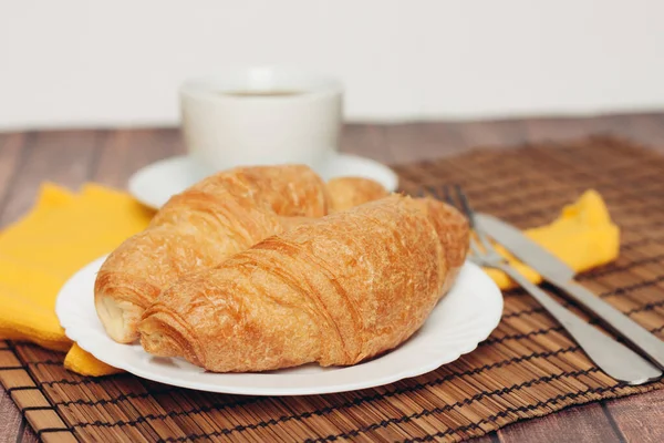 Croissants Untertasse auf der Tischgabel mit einem Messer frisches Gebäck — Stockfoto