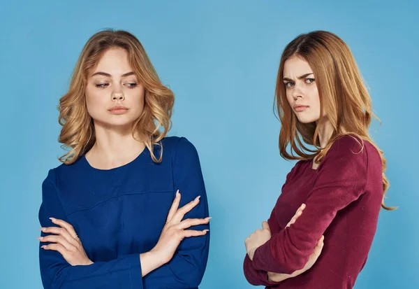 Dos mujeres bonitas en vestidos elegante comunicación estilo amistad vista recortada — Foto de Stock