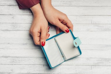 mavi kart cüzdanı ve ahşap masa kadın dersleri parlak tırnaklar