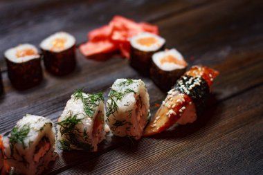 Suşi çubukları sarar Japon mutfağı yemek servisi ahşap masa