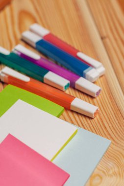 çok renkli keçeli kalemler kağıt ofis okul eşyaları ahşap masa