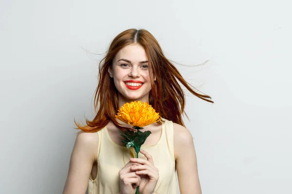 手に大きな黄色い花を持つ笑顔の女性感情の喜びスタジオ — ストック写真
