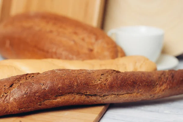 Különböző típusú kenyerek vágódeszka konyha vágás — Stock Fotó