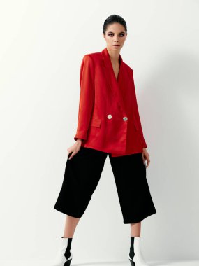 Moda elbiseli kadın modern tarz parlak makyaj izole edilmiş arka plan