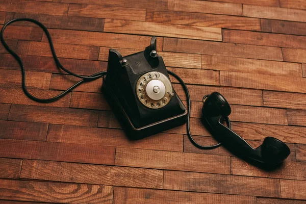 Telefone retro velho na tecnologia da cadeira estilo clássico antigo — Fotografia de Stock