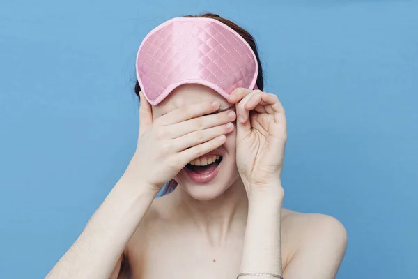 ピンクの睡眠マスクと精力的な女性の感情青の背景 — ストック写真