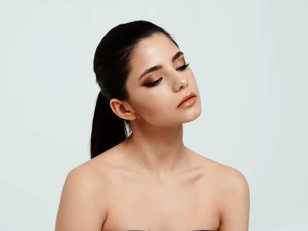 Young woman with bare shoulders face makeup and closed eyes — Stock Photo, Image