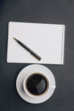 Kahve fincanı defter tutacağı ofis kırtasiyesi.