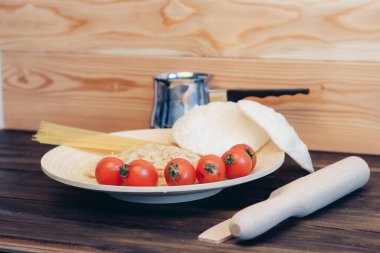 Kirazlı domates makarna mutfak gereçleri ahşap masa İtalyan mutfağı.