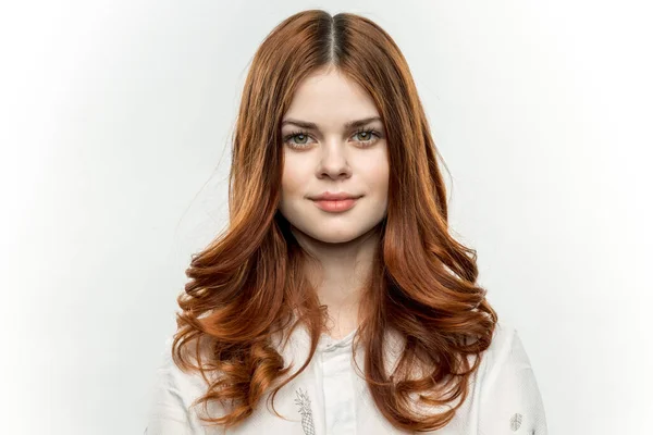 Ładna kobieta z czerwonymi włosami uśmiech kosmetyki glamor lekkie tło — Zdjęcie stockowe