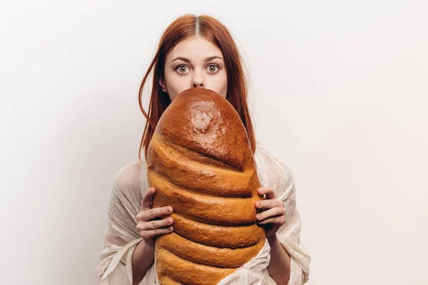 Pão de farinha de pão produtos pão jovem mulher em um fundo leve emoções — Fotografia de Stock