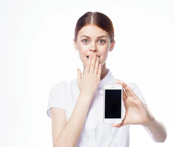 Hübsche Frau im Hemd mit Telefon in der Hand, Sekretariat Technik — Stockfoto
