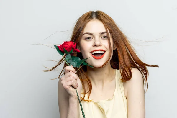 Vonzó nő rózsa virág báj mosoly — Stock Fotó