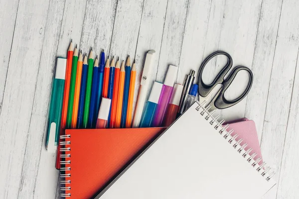 Írószer íróasztal iroda iskola színes ceruza jelölők jegyzettömb olló — Stock Fotó