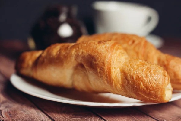 Frische Croissants auf einer Untertasse Tisch Frühstück — Stockfoto