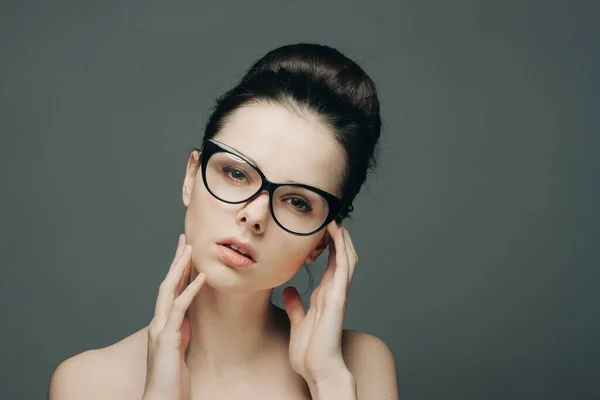 Πορτρέτο της όμορφης μελαχρινής με γυαλιά γυμνοί ώμοι χειρονομίες — Φωτογραφία Αρχείου