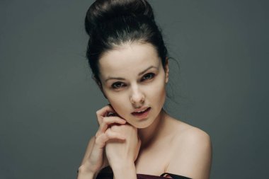 Temiz cilt kozmetolojisi olan güzel bir kadının portresi çıplak omuzlar kapalı gözler.