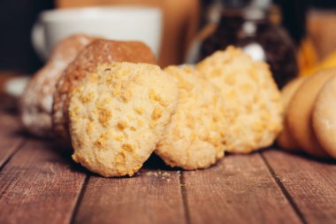 Kurabiyeli kahve atıştırmalıklı tatlı kahvaltısı