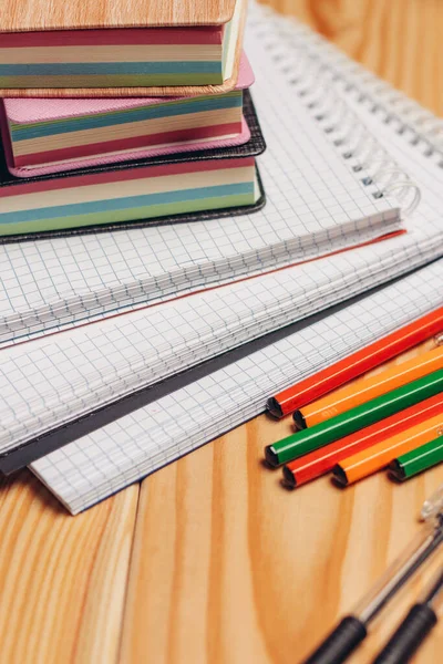 Pegatinas coloridas bloc de notas lápices escritorio oficina primer plano —  Fotos de Stock