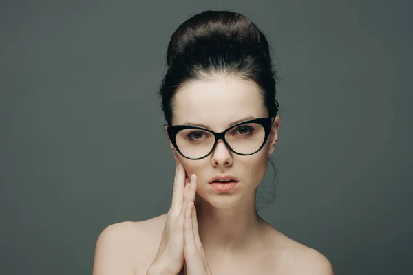 Πορτρέτο της όμορφης μελαχρινής με γυαλιά γυμνοί ώμοι χειρονομίες — Φωτογραφία Αρχείου