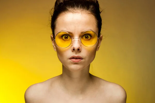 Брюнетка в желтых очках голые плечи чистая кожа — стоковое фото