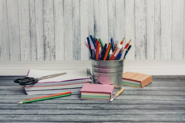 Kırtasiye etiketleri not defterleri ve suluboya ofis masası